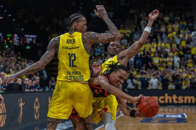 GER, Basketball, easy Credit- BBL, EWE Baskets Oldenburg vs Rasta Vechta 08.03.2026, EWE Arena, Oldenburg, GER, easy Credit-BBL, EWE Baskets Oldenburg vs Rasta Vechta, im Bild in die Zange genommen Alonzo VERGE JR. ( Rasta Vechta 11 ) von Michale KYSER ( EWE Baskets Oldenburg 12 ) Kyle LOFTON ( EWE Baskets Oldenburg 0 )
