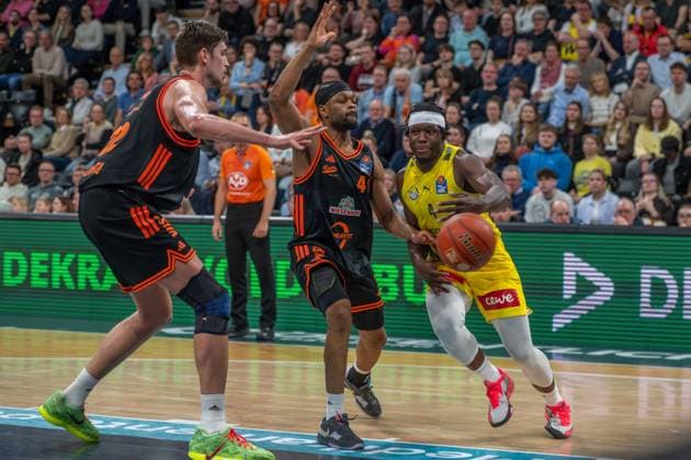 GER, Basketball, easy Credit- BBL, EWE Baskets Oldenburg vs Rasta Vechta 08.03.2026, EWE Arena, Oldenburg, GER, easy Credit-BBL, EWE Baskets Oldenburg vs Rasta Vechta, im Bild Brain FOBBS ( EWE Baskets Oldenburg 4 ) Tibor PLEIß PLEISS ( Rasta Vechta 22 ) Lloyd PANDI ( Rasta Vechta 41 )