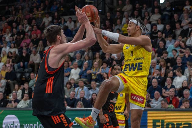 GER, Basketball, easy Credit- BBL, EWE Baskets Oldenburg vs Rasta Vechta 08.03.2026, EWE Arena, Oldenburg, GER, easy Credit-BBL, EWE Baskets Oldenburg vs Rasta Vechta, im Bild Nicholas TISCHLER ( EWE Baskets Oldenburg 11 ) Tibor PLEIß PLEISS ( Rasta Vechta 22 )