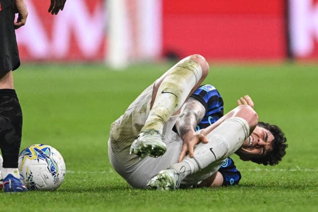 AC Milan v FC Internazionale - Serie A Alessandro Bastoni of FC Inter reacts during the Italian Serie A football match between AC Milan and Inter FC Internazionale at Giuseppe Meazza San Siro Stadium in Milan, Italy, on March 8, 2026. Milano Italy  Copyright: xTizianoxBallabiox originalFilename:ballabio-acmilana260308_npnAf.jpg