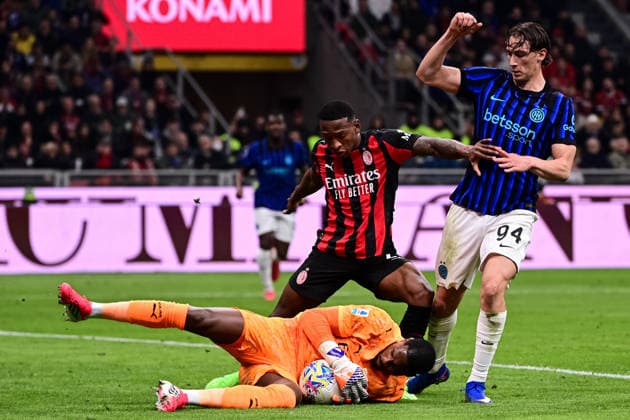 AC Milan v Inter Milan - Serie A MILAN, ITALY - MARCH 08: Mike Maignan (ground) of AC Milan saves next to Pervis Estupinan (C) of AC Milan and Francesco Pio Esposito (94) of Inter Milan during the Italian Serie A football match AC Milan vs Inter Milan at San Siro Stadium in Milan, Italy, on March 08, 2026. Piero Cruciatti Anadolu Milan Italy. Editorial use only. Please get in touch for any other usage.  Copyright: x2026xAnadoluxPieroxCruciattix