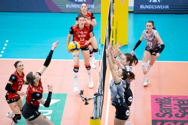 1. Volleyball Bundesliga Frauen: Schwarz-Weiss Erfurt vs. Dresdner SC; Erfurt; 08.03.2026 Marta KameÌ lija Levinska ( 15; Dresdner SC) gegen Lena Linke ( 6; Schwarz-Weiss Erfurt) (oben) und Kinga Szücs ( 10; Schwarz-Weiss Erfurt) (unten) 1. Volleyball Bundesliga Frauen: Schwarz-Weiss Erfurt vs. Dresdner SC; Riethsporthalle Erfurt; 08.03.2026 Copyright: xBEAUTIFULxSPORTS Duehringx