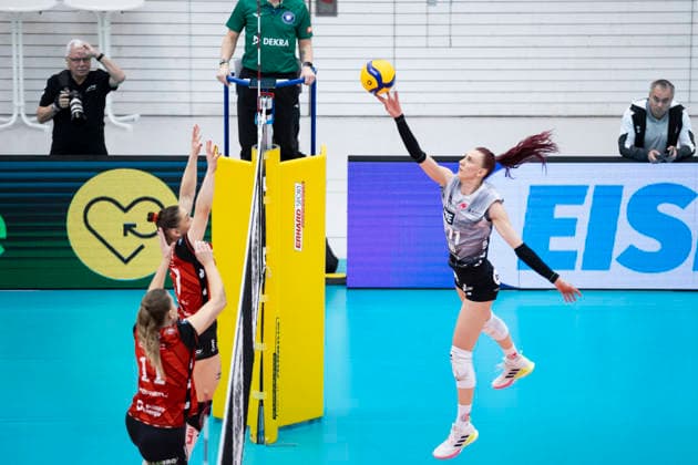 1. Volleyball Bundesliga Frauen: Schwarz-Weiss Erfurt vs. Dresdner SC; Erfurt; 08.03.2026 Isabel KovaÄiÄ‡ ( 11; Schwarz-Weiss Erfurt) gegen Lorena Lorber Fijok ( 17; Dresdner SC) (oben) und Amanda Siksna ( 11; Dresdner SC) (unten) 1. Volleyball Bundesliga Frauen: Schwarz-Weiss Erfurt vs. Dresdner SC; Riethsporthalle Erfurt; 08.03.2026 Copyright: xBEAUTIFULxSPORTS Duehringx