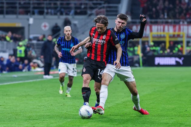 CALCIO - Serie A - AC Milan vs Inter - FC Internazionale Luka Modric of AC Milan competes for the ball with Petar Sucic of FC Internazionale during Serie A 2025 26 football match between AC Milan and FC Internazionale at San Siro Stadium in Milan Milan Italy  Copyright: xIPAxSport ABACAx