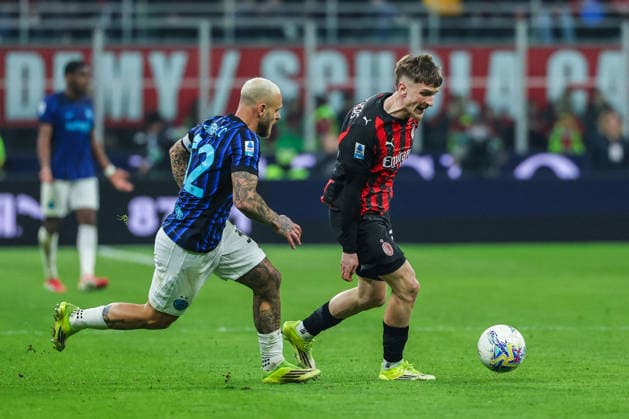 CALCIO - Serie A - AC Milan vs Inter - FC Internazionale Alexis Saelemaekers of AC Milan competes for the ball with Federico Dimarco of FC Internazionale during Serie A 2025 26 football match between AC Milan and FC Internazionale at San Siro Stadium in Milan Milan Italy  Copyright: xIPAxSport ABACAx