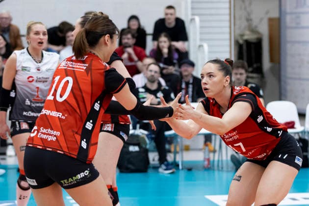 1. Volleyball Bundesliga Frauen: Schwarz-Weiss Erfurt vs. Dresdner SC; Erfurt; 08.03.2026 Miku Akimoto ( 10; Dresdner SC) und Lorena Lorber Fijok ( 17; Dresdner SC) (rechts) 1. Volleyball Bundesliga Frauen: Schwarz-Weiss Erfurt vs. Dresdner SC; Riethsporthalle Erfurt; 08.03.2026 Copyright: xBEAUTIFULxSPORTS Duehringx