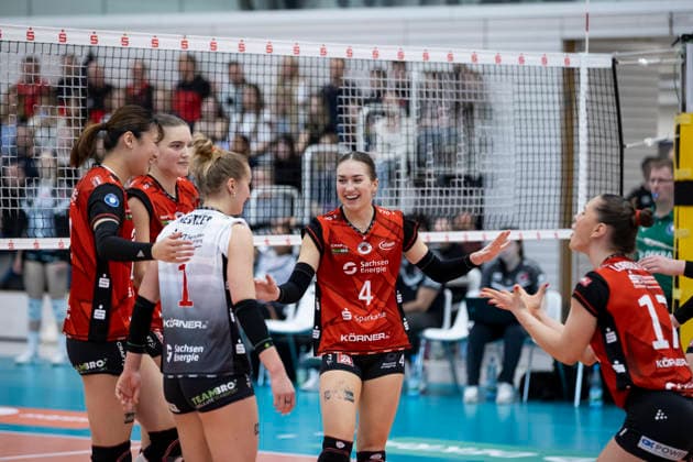 1. Volleyball Bundesliga Frauen: Schwarz-Weiss Erfurt vs. Dresdner SC; Erfurt; 08.03.2026 Emma Grome ( 4; Dresdner SC) (Bildmitte) und Mannschaft 1. Volleyball Bundesliga Frauen: Schwarz-Weiss Erfurt vs. Dresdner SC; Riethsporthalle Erfurt; 08.03.2026 Copyright: xBEAUTIFULxSPORTS Duehringx