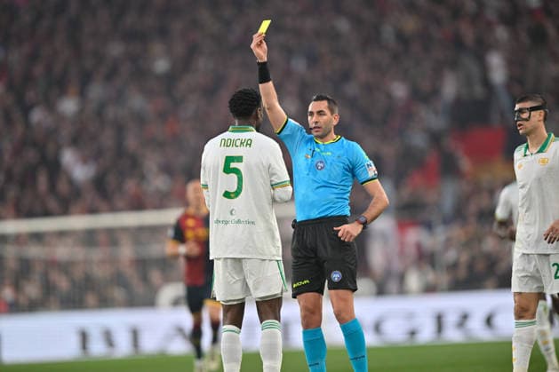 referee of the match Andrea Colombo to Como yellow card Obite Evan N dicka (AS Roma) during Genoa CFC vs AS Roma, Italian soccer Serie A match in Genoa, Italy, March 08 2026  Copyright: xDaniloxVigo IPAxSportx xipa-agency.netx xx IPA_72596187 IPA_Agency_IPA72596187