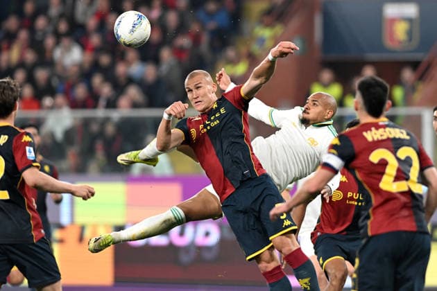 LEO SKIRI OSTIGARD OSTICAARD, Genoa, DONYELL MALEN, Roma, Serie A 2025-26, Genoa-Roma 2-1, contrasto, rovesciata SERIE A 2025-26 GENOA-ROMA 2-1