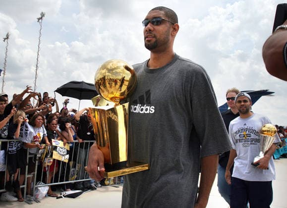 Jun 15, 2007 - San Antonio, TX, USA - NBA, Basketball Herren, USA Basketball: Tim Duncan, center, carries the NBA Championship trophy, as he and Tony Parker, right, walk to a stage to address fans at the San Antonio International Airport, the day after sweeping the Cavaliers to win the NBA Championship. San Antonio Spurs fans celebrated the team s fourth NBA championship. Copyright: xBobxOwenx