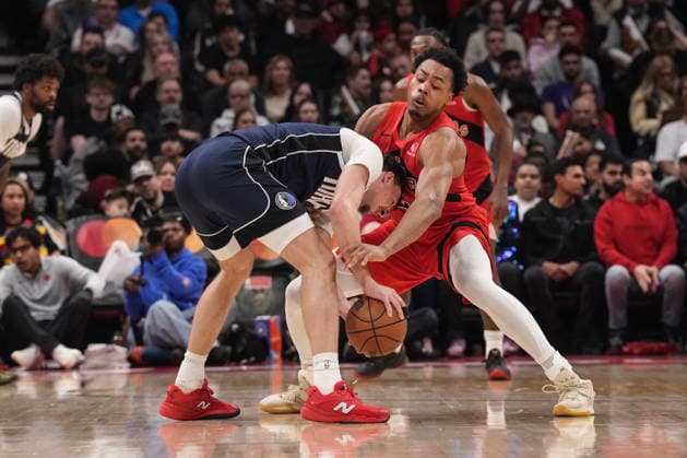March 8, 2026, Toronto, On, CAN: Toronto Raptors Scottie Barnes (4) defends against Dallas Mavericks forward Cooper Flagg (32) during first half NBA, Basketball Herren, USA basketball action in Toronto on Sunday, March 8, 2025. Scottie Barnes; Cooper Flagg  - ZUMAc35_ 20260308_zaf_c35_112 Copyright: xChrisxYoungx
