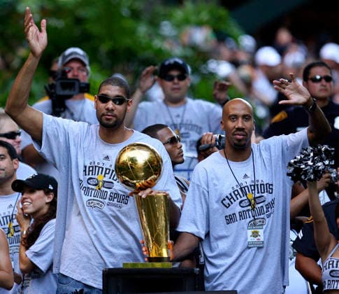 Jun 17, 2007 - San Antonio, TX, USA - NBA, Basketball Herren, USA Basketball: Spurs forward TIM DUNCAN (21) and forward BRUCE BOWEN (12) wave to fans during the victory parade Sunday at the River Center Lagoon. Copyright: xEAxOrnelasx
