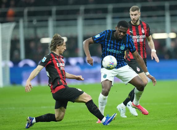 (260309) -- MILAN, March 9, 2026 -- AC Milan s Luka Modric (L) vies with Inter Milan s Ange-Yoan Bonny during an Italian Serie A football match between AC Milan and Inter Milan in Milan, Italy, March 8, 2026. ) (SP)ITALY-MILAN-FOOTBALL-SERIE A-AC MILAN VS INTER MILAN LixJing 