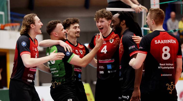 Ludwigsburg , 1. Bundesliga Volleyball Barock Volleys MTV Ludwigsburg vs. SWD powervolleys Düren , Jubel Ludwigsburg , von links: Ben-Simon Bonin Jeffrey Klok Tim Köpfli Darius Diefenbach Nyherowo Omene Toni Saarinen