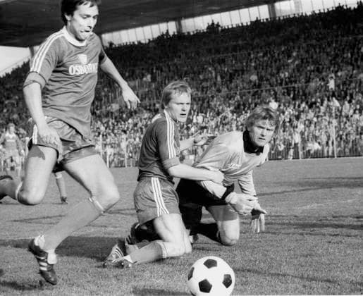 Bundesliga 1976 1977, VfL Bochum - FC Bayern München, Hermann Gerland (Mitte, VfL Bochum), Sepp Maier (re., beide Bayern) *** Archive