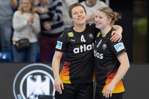 Deutschland - Slowenien, Handball-EM-Qualifikation der Frauen Alina Grijseels (Deutschland, 4) und Nina Engel (Deutschland, 8). Handball-EM-Qualifikationsspiel der Frauen zwischen Deutschland und Slowenien am 8. März im SNP dome Heidelberg., Heidelberg Baden-Württemberg Deutschland SNP dome