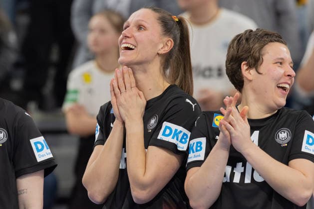 Deutschland - Slowenien, Handball-EM-Qualifikation der Frauen Xenia Smits (Deutschland, 11) und Alina Grijseels (Deutschland, 4). Handball-EM-Qualifikationsspiel der Frauen zwischen Deutschland und Slowenien am 8. März im SNP dome Heidelberg., Heidelberg Baden-Württemberg Deutschland SNP dome