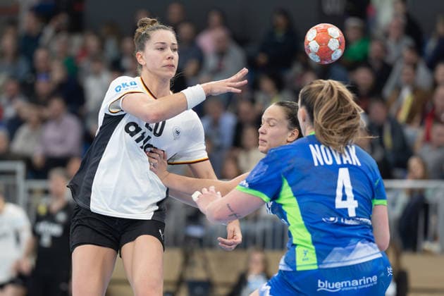 Deutschland - Slowenien, Handball-EM-Qualifikation der Frauen Emily Vogel (Deutschland, 20). Handball-EM-Qualifikationsspiel der Frauen zwischen Deutschland und Slowenien am 8. März im SNP dome Heidelberg., Heidelberg Baden-Württemberg Deutschland SNP dome