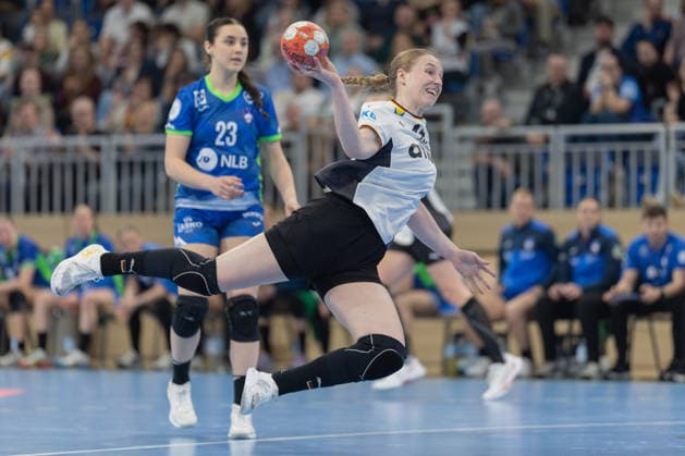Deutschland - Slowenien, Handball-EM-Qualifikation der Frauen Jolina Huhnstock (Deutschland, 45) vor Azra Zulic (Slowenien, 23). Handball-EM-Qualifikationsspiel der Frauen zwischen Deutschland und Slowenien am 8. März im SNP dome Heidelberg., Heidelberg Baden-Württemberg Deutschland SNP dome