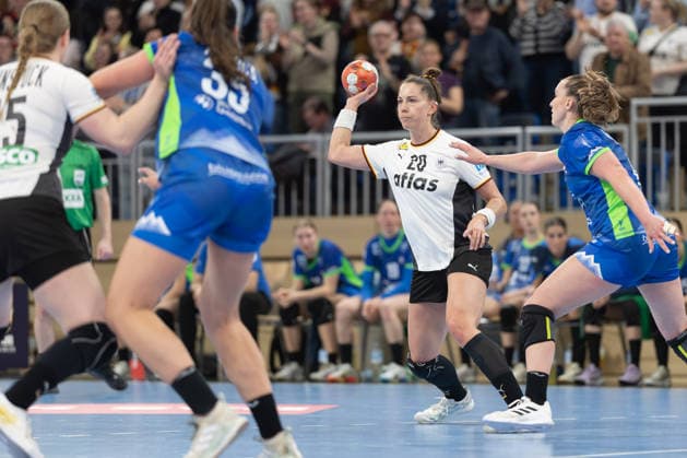 Deutschland - Slowenien, Handball-EM-Qualifikation der Frauen Emily Vogel (Deutschland, 20). Handball-EM-Qualifikationsspiel der Frauen zwischen Deutschland und Slowenien am 8. März im SNP dome Heidelberg., Heidelberg Baden-Württemberg Deutschland SNP dome
