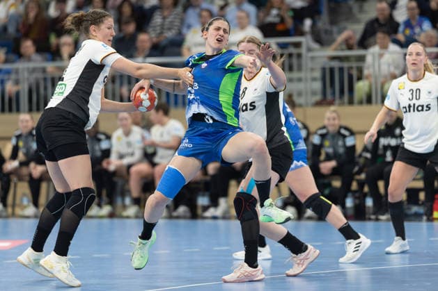 Deutschland - Slowenien, Handball-EM-Qualifikation der Frauen Ema Hrvatin (Slowenien, 11) setzt sich gegen Marie Steffen (Deutschland, 14), und Nina Engel (Deutschland, 8) durch. Handball-EM-Qualifikationsspiel der Frauen zwischen Deutschland und Slowenien am 8. März im SNP dome Heidelberg., Heidelberg Baden-Württemberg Deutschland SNP dome