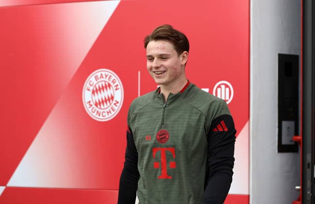 Fussball, Herren, Champions League, Saison 2025 2026, FC Bayern München, Abschlusstraining Jonas Urbig (FC Bayern München) auf dem Weg zum Trainingsplatz
