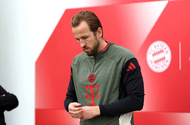 Fussball, Herren, Champions League, Saison 2025 2026, FC Bayern München, Abschlusstraining Harry Kane (FC Bayern München) auf dem Weg zum Trainingsplatz