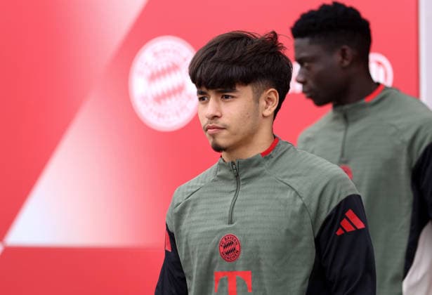 Fussball, Herren, Champions League, Saison 2025 2026, FC Bayern München, Abschlusstraining Maycon Cardozo (FC Bayern München) auf dem Weg zum Trainingsplatz