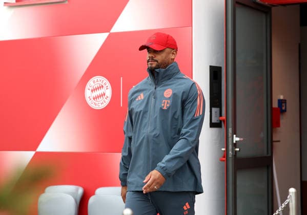 Fussball, Herren, Champions League, Saison 2025 2026, FC Bayern München, Abschlusstraining Vincent Kompany, Trainer (FC Bayern München) auf dem Weg zum Trainingsplatz