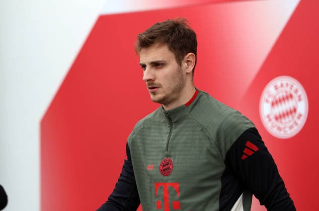 Fussball, Herren, Champions League, Saison 2025 2026, FC Bayern München, Abschlusstraining Josip Stanisic (FC Bayern München) auf dem Weg zum Trainingsplatz