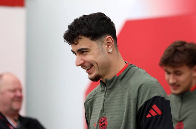 Fussball, Herren, Champions League, Saison 2025 2026, FC Bayern München, Abschlusstraining Aleksandar Pavlovic (FC Bayern München) auf dem Weg zum Trainingsplatz