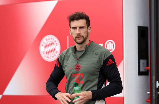 Fussball, Herren, Champions League, Saison 2025 2026, FC Bayern München, Abschlusstraining Leon Goretzka (FC Bayern München) auf dem Weg zum Trainingsplatz *** Football, Men, Champions League, 2025 2026 season, FC Bayern Munich, Final training session Leon Goretzka FC Bayern Munich on the way to the training ground