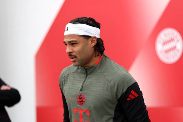 Fussball, Herren, Champions League, Saison 2025 2026, FC Bayern München, Abschlusstraining Serge Gnabry (FC Bayern München) auf dem Weg zum Trainingsplatz