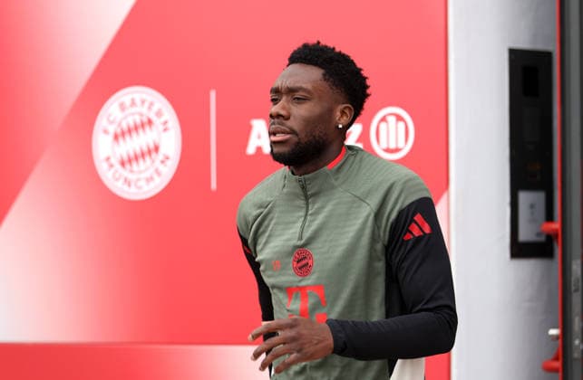 Fussball, Herren, Champions League, Saison 2025 2026, FC Bayern München, Abschlusstraining Alphonso Davies(FC Bayern München) auf dem Weg zum Trainingsplatz