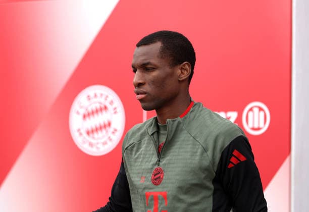 Fussball, Herren, Champions League, Saison 2025 2026, FC Bayern München, Abschlusstraining Nicolas Jackson (FC Bayern München) auf dem Weg zum Trainingsplatz