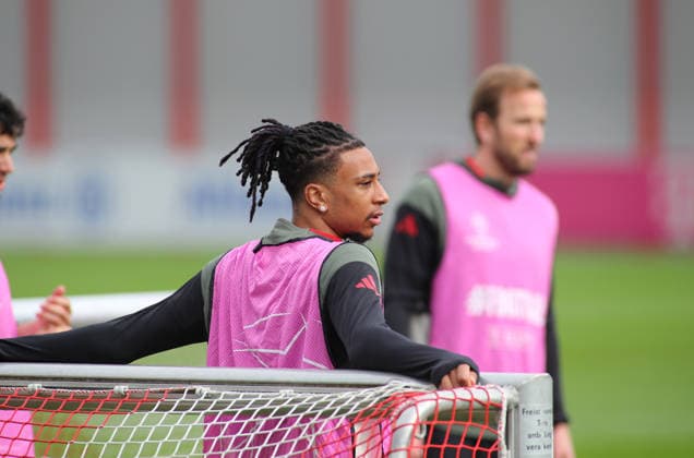 Fussball, Herren, Champions League, Saison 2025 2026, FC Bayern München, Abschlusstraining Michael Olise (FC Bayern München) lehnt an einem Tor mit Blick nach rechts
