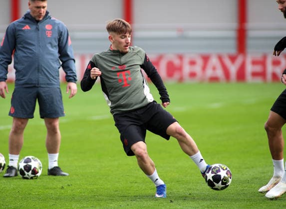 Fussball, Herren, Champions League, Saison 2025 2026, FC Bayern München, Abschlusstraining Lennart Karl (FC Bayern München) mit Ball im Trainingsspiel