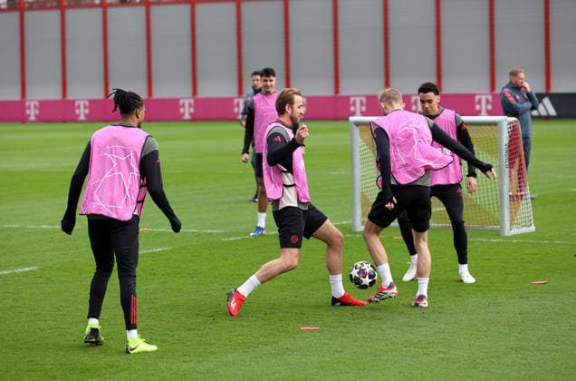 Fussball, Herren, Champions League, Saison 2025 2026, FC Bayern München, Abschlusstraining Harry Kane (FC Bayern München) im Trainingsspiel mit Ball