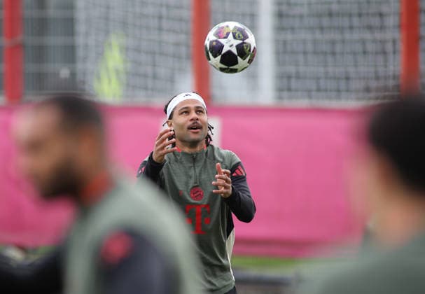 Fussball, Herren, Champions League, Saison 2025 2026, FC Bayern München, Abschlusstraining Serge Gnabry (FC Bayern München) fängt einen Ball, Blick nach oben