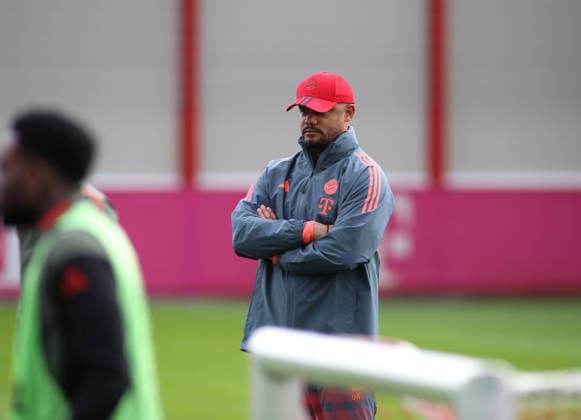 Fussball, Herren, Champions League, Saison 2025 2026, FC Bayern München, Abschlusstraining Vincent Kompany, Trainer (FC Bayern München) stehend auf dem Trainingsplatz