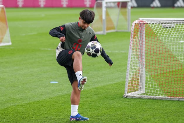Maycon Cardozo (FC Bayern Muenchen, 49) mit Ball, GER, Abschlusstraining, FC Bayern Muenchen, Fussball, UEFA Champions League, Achtelfinale, Hinspiel, Saison 2025 2026, 09.03.2026, GER, Abschlusstraining, FC Bayern Muenchen, Fussball, UEFA Champions League, Achtelfinale, Hinspiel, Saison 2025 2026, 09.03.2026 Muenchen Copyright: xEibner-Pressefoto JennixMaulx EP_JML