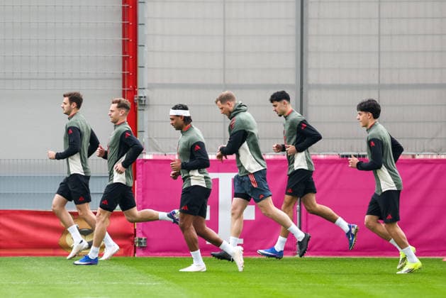 Die Spieler laufen im Training, Josip Stanisic (FC Bayern Muenchen, 44) mit Joshua Kimmich (FC Bayern Muenchen, 06) und Serge Gnabry (FC Bayern Muenchen, 07), mit Aleksandar Pavlovic (FC Bayern Muenchen, 45), GER, Abschlusstraining, FC Bayern Muenchen, Fussball, UEFA Champions League, Achtelfinale, Hinspiel, Saison 2025 2026, 09.03.2026, GER, Abschlusstraining, FC Bayern Muenchen, Fussball, UEFA Champions League, Achtelfinale, Hinspiel, Saison 2025 2026, 09.03.2026 Muenchen Copyright: xEibner-Pressefoto JennixMaulx EP_JML