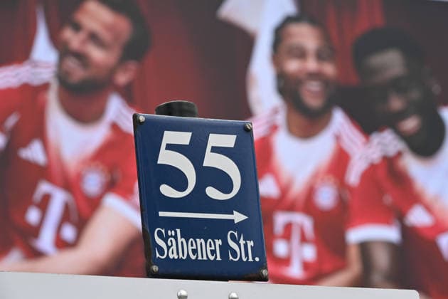 Randmotiv;Hausnummer 55, Saebener Strasse,Schild,Strassenschild, Abschlusstraining am 09.03.2026. Fussball Champions League,Saison 2025 26, Achtelfinale Atalanta Bergamo - FC Bayern Muenchen am 10.03.2026
