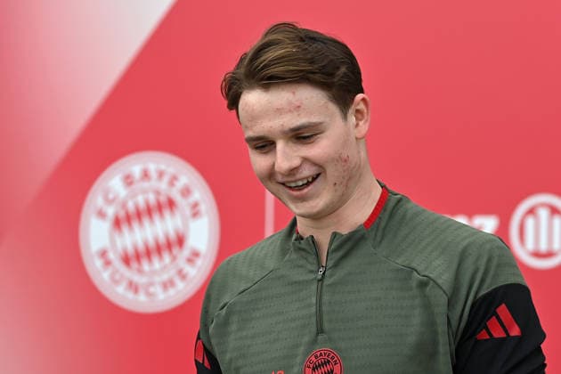 Torwart Jonas URBIG (Bayern Muenchen), lacht,lachen,lachend,optimistisch,gutgelaunt, Einzelbild,angeschnittenes Einzelmotiv,Portraet,Portrait,Porträt. Abschlusstraining am 09.03.2026. Fussball Champions League,Saison 2025 26, Achtelfinale Atalanta Bergamo - FC Bayern Muenchen am 10.03.2026