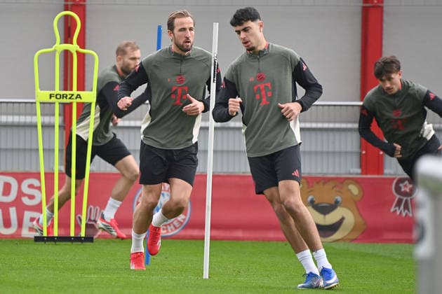 Harry KANE (Bayern Muenchen),re:Aleksandar PAVLOVIC (Bayern Muenchen), Aktion. Abschlusstraining am 09.03.2026. Fussball Champions League,Saison 2025 26, Achtelfinale Atalanta Bergamo - FC Bayern Muenchen am 10.03.2026