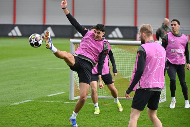 Aleksandar PAVLOVIC (Bayern Muenchen) am Ball,Aktion.RE:KONRAD LAIMER (BAYERN MUENCHEN),JAMAL MUSIALA (BAYERN MUENCHEN) Abschlusstraining am 09.03.2026. Fussball Champions League,Saison 2025 26, Achtelfinale Atalanta Bergamo - FC Bayern Muenchen am 10.03.2026