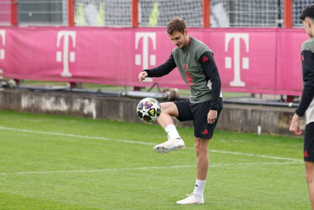 Josip Stanisic (FC Bayern Muenchen, 44) mit Ball, GER, Abschlusstraining, FC Bayern Muenchen, Fussball, UEFA Champions League, Achtelfinale, Hinspiel, Saison 2025 2026, 09.03.2026, GER, Abschlusstraining, FC Bayern Muenchen, Fussball, UEFA Champions League, Achtelfinale, Hinspiel, Saison 2025 2026, 09.03.2026 Muenchen Copyright: xEibner-Pressefoto JennixMaulx EP_JML