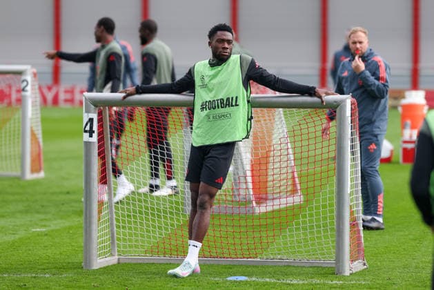 Alphonso Davies (FC Bayern Muenchen, 19) lehnt sich am Tor an, GER, Abschlusstraining, FC Bayern Muenchen, Fussball, UEFA Champions League, Achtelfinale, Hinspiel, Saison 2025 2026, 09.03.2026, GER, Abschlusstraining, FC Bayern Muenchen, Fussball, UEFA Champions League, Achtelfinale, Hinspiel, Saison 2025 2026, 09.03.2026 Muenchen Copyright: xEibner-Pressefoto JennixMaulx EP_JML
