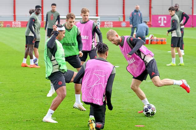v.l. 7 Serge Gnabry, 44 Josip Stanisic, 6 Joshua Kimmich, 27 Konrad Laimer (am Ball), 17 Michael Olise, Zweikampf, Portraet, Portrait, Fussball Abschlusstraining UEFA Champions League Spiel - Atalanta Bergamo vs. FC Bayern München 09.03.2026 Trainingsgelände, Säbenerstr. FOTO: Mladen Lackovic LakoPress