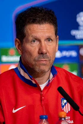 Atletico de Madrid Training Session And press conference, PK, Pressekonferenz - UEFA Champions League 2025 26 Round of 16 First Leg Diego Pablo Simeone, Head Coach of Atletico de Madrid, speaks during the Press Conference ahead of the UEFA Champions League 2025 26 Round of 16 First Leg match against Tottenham Hotspur FC at Estadio Riyadh Air Metropolitano on March 9, 2026 in Madrid, Spain. Madrid Estadio Riyadh Air Metropolitano Madrid Spain Copyright: xAlbertoxGardinx AGardin_20260309_Foot_Champ_Atl_Mad_Press_0177